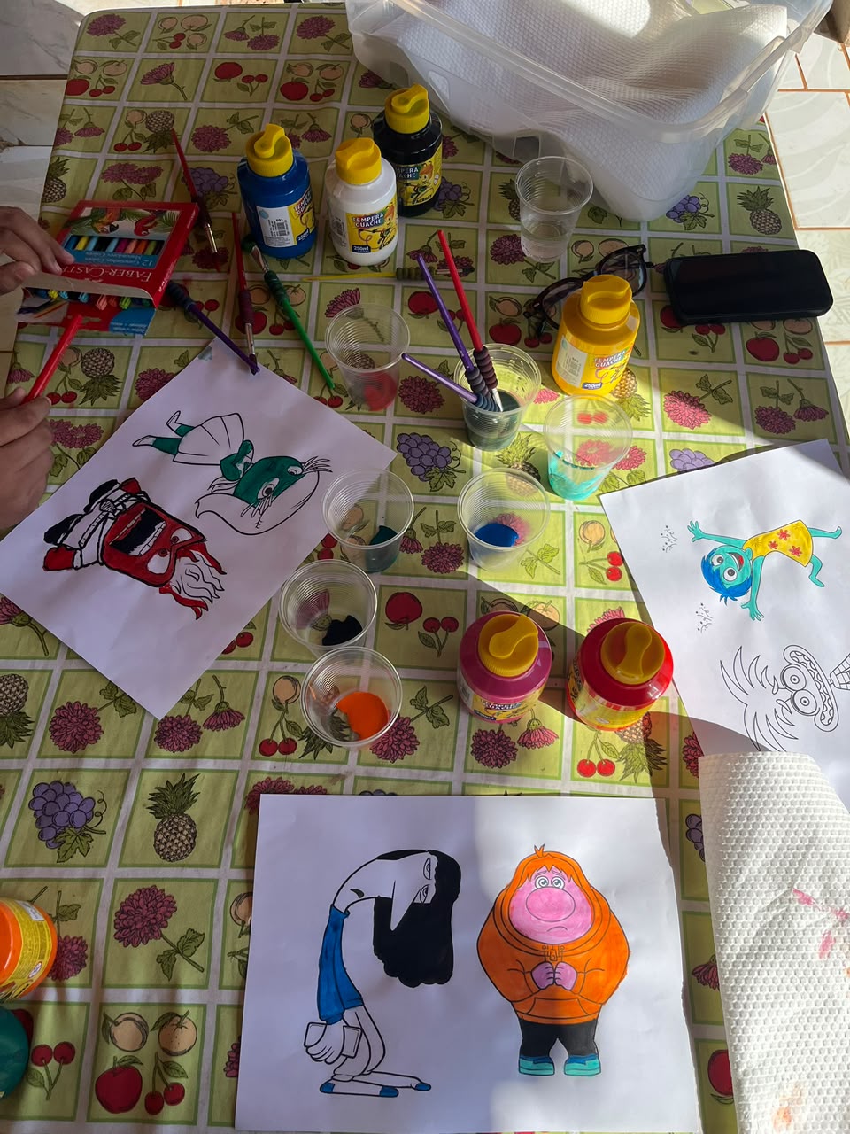 Atividade de pintura com materiais terapêuticos